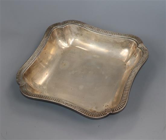 A continental 800 white metal entree dish base, 23 oz.